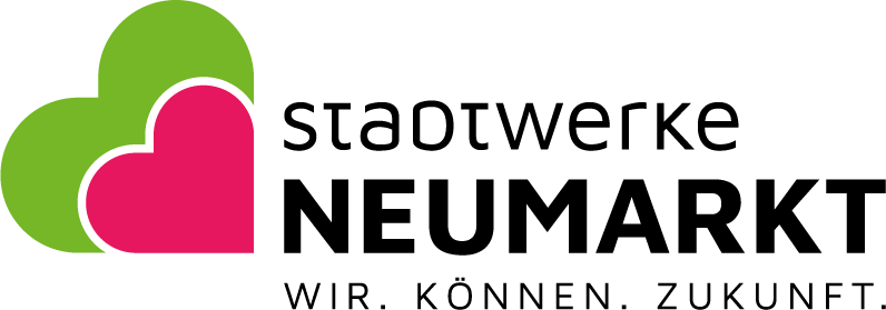 Logo der Stadtwerke Neumarkt. Links befinden sich zwei ineinanderliegende Herzen, die auf der linken Seite liegen. Das hintere ist grün, das innere ist pink. Rechts daneben steht in schwarzer Schrift der Schriftzug „Stadtwerke Neumarkt“, mit „Neumarkt“ in Großbuchstaben. Unterhalb dieses Schriftzugs steht in kleinerer Schriftgröße und Großbuchstaben „Wir. Können. Zukunft.“